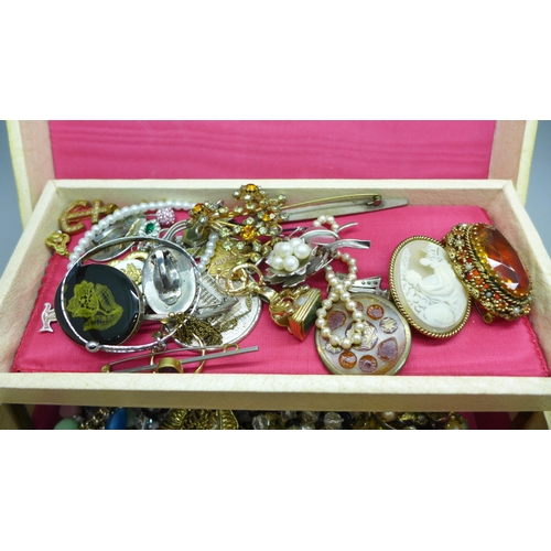 2032 - A box of costume jewellery