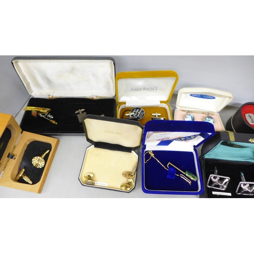 2065 - A collection of cufflinks and tie-pins
