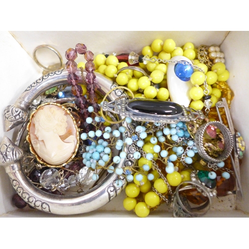 2065 - A collection of cufflinks and tie-pins