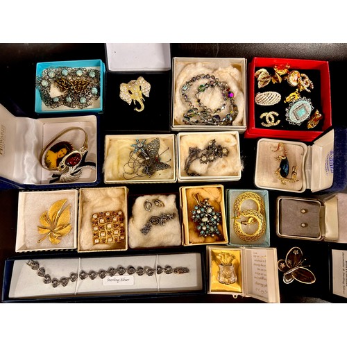 2122 - Costume jewellery including brooches, rings, necklaces, etc.