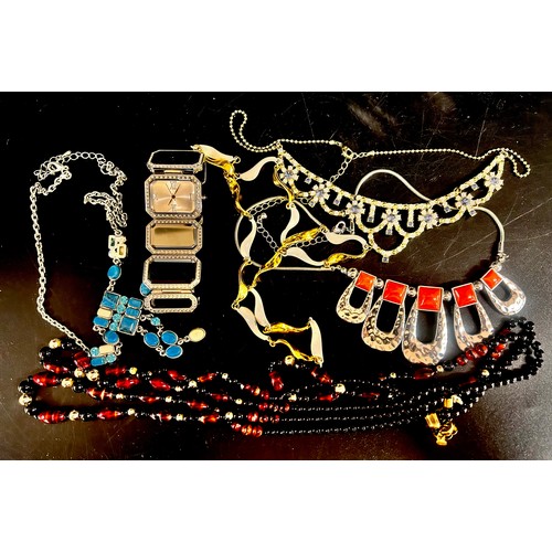 2122 - Costume jewellery including brooches, rings, necklaces, etc.