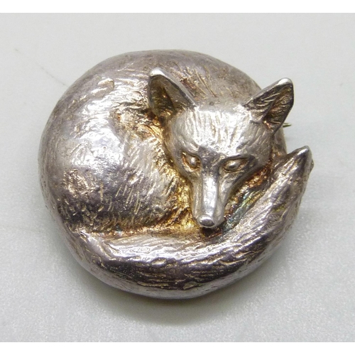 7076 - A silver animal brooch in the form of a sleeping fox, hallmarked, 2.2cm