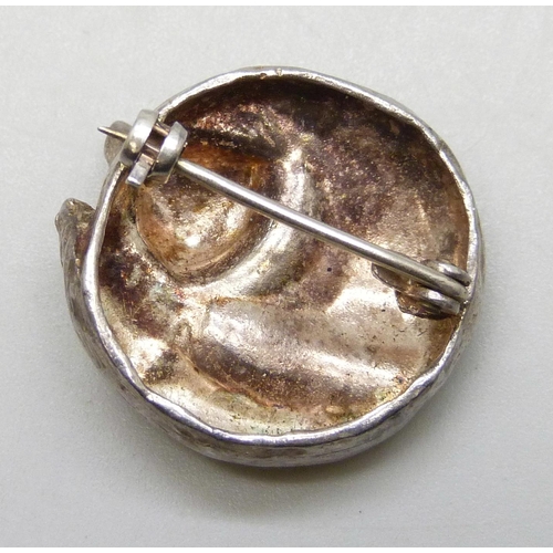 7076 - A silver animal brooch in the form of a sleeping fox, hallmarked, 2.2cm