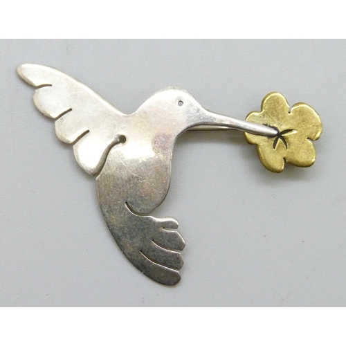7081 - A Far Fetched silver bird brooch in the form of a hummingbird and flower, 3.5 x 3cm