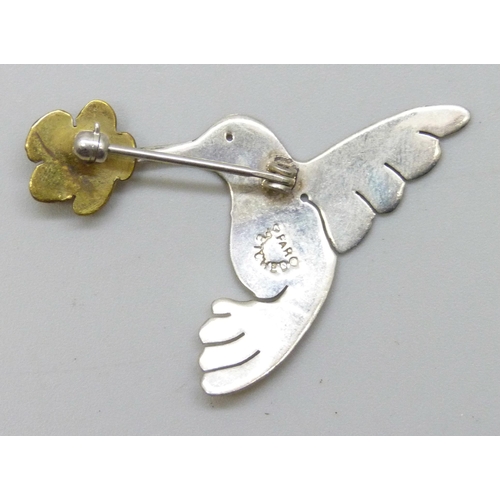 7081 - A Far Fetched silver bird brooch in the form of a hummingbird and flower, 3.5 x 3cm