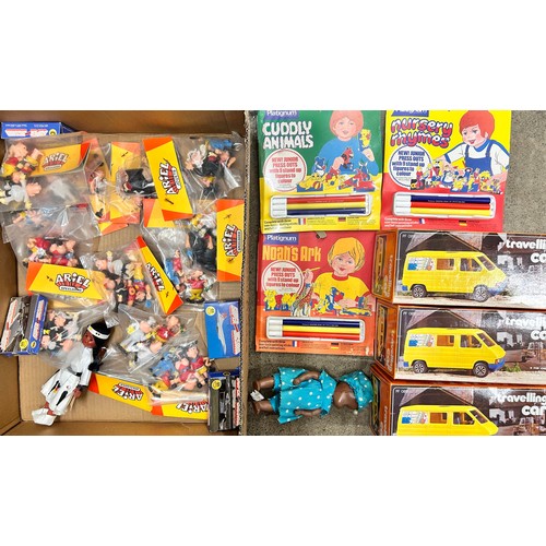 2097 - Vintage toys, dolls, Ariel Speelgoed plastic figures, Friction Cars, small jigsaws