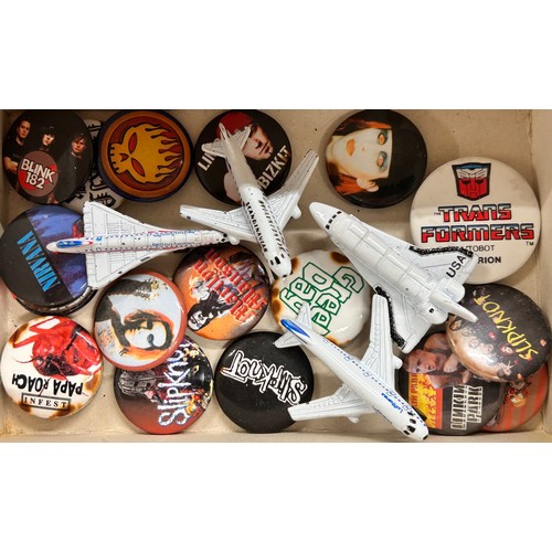 2114 - A collection of pin badges including Thunderbirds and a Small Soldiers bag