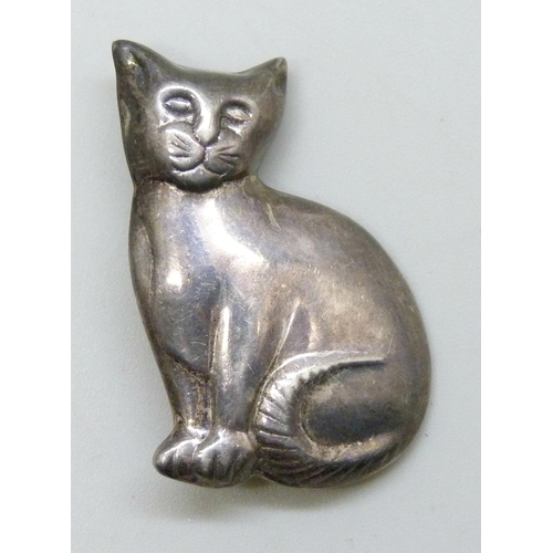 7155 - A silver animal brooch in the form of a cat, 3.6cm