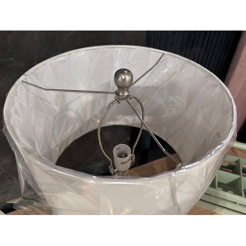 3063 - A green glass table lamp with white shade