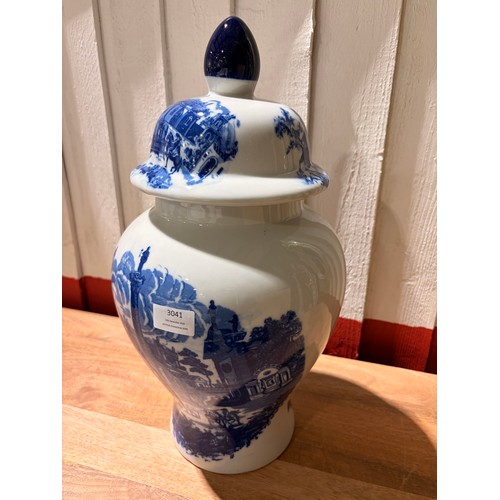 3106 - A white and blue ceramic ginger jar