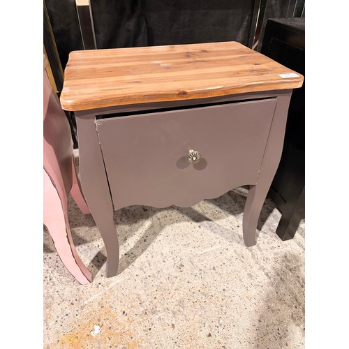 3113 - A light brown single drawer lamp table (damaged/marked)