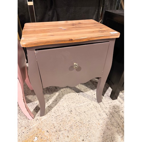 3113 - A light brown single drawer lamp table (damaged/marked)