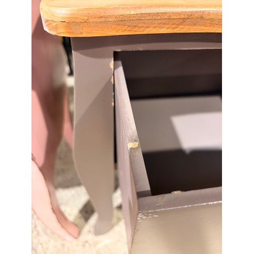 3113 - A light brown single drawer lamp table (damaged/marked)