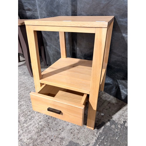 3114 - An oak single drawer lamp table