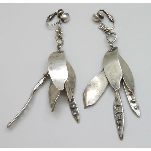 7060 - A pair of Brutalist design silver leaf earrings with clip on fasteners, 8.7cm