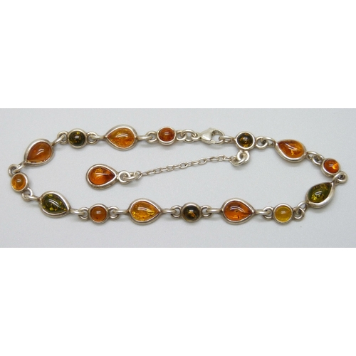 7115 - A silver bracelet set with Baltic amber, 18.5cm