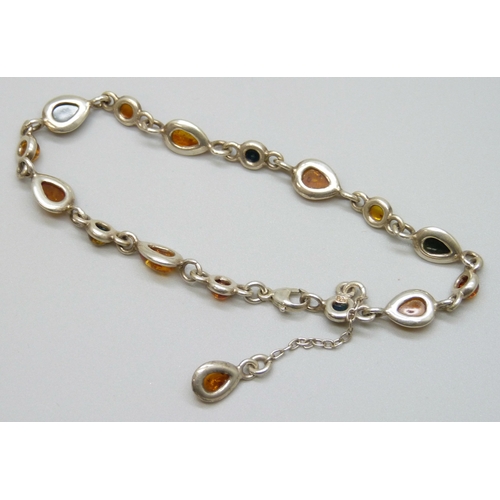 7115 - A silver bracelet set with Baltic amber, 18.5cm