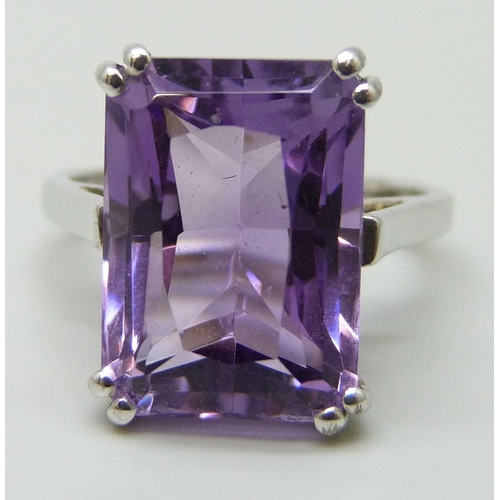 7120 - A silver and amethyst cocktail ring, L.5, 1.4cm stone