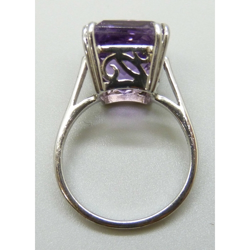 7120 - A silver and amethyst cocktail ring, L.5, 1.4cm stone