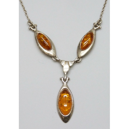 7121 - A silver and Baltic amber drop necklace, 44cm