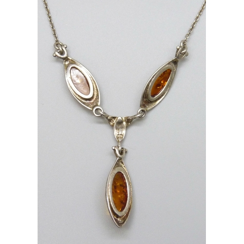 7121 - A silver and Baltic amber drop necklace, 44cm