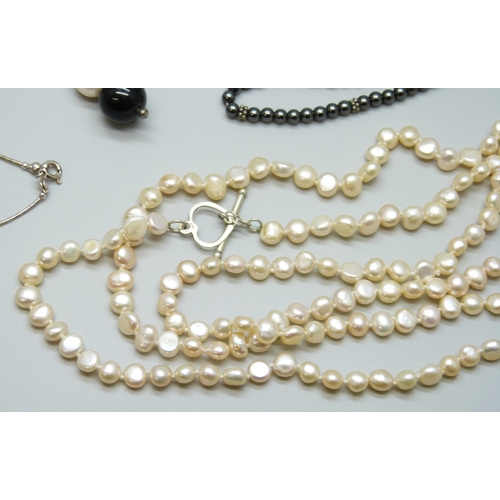 7122 - A large pearl and amethyst necklace, a hematite necklace with a white metal clasp, tests as silver, ... 
