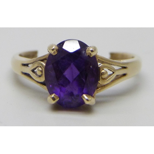 7168 - A 9ct gold and amethyst ring, a/f, 2.5g