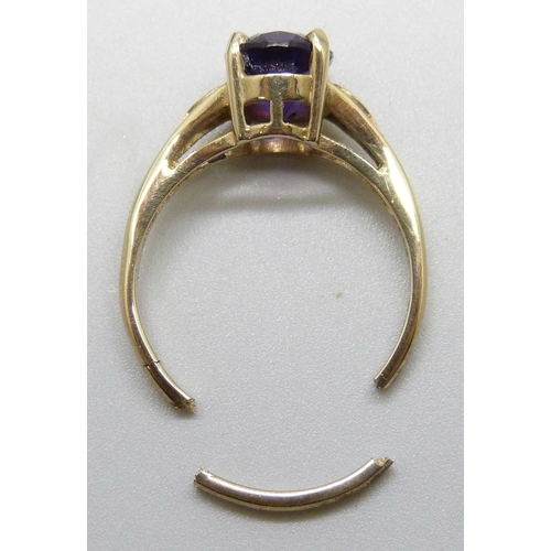 7168 - A 9ct gold and amethyst ring, a/f, 2.5g
