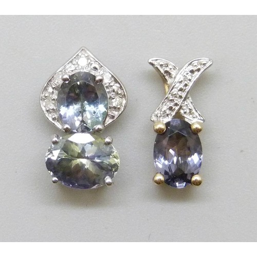 7136 - Two 9ct gold necklace pendants, 2.1g, largest 1.3cm