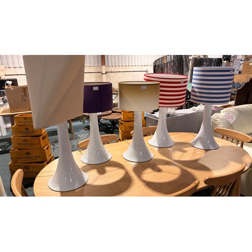 3085 - An assortment of table lamps with various shades