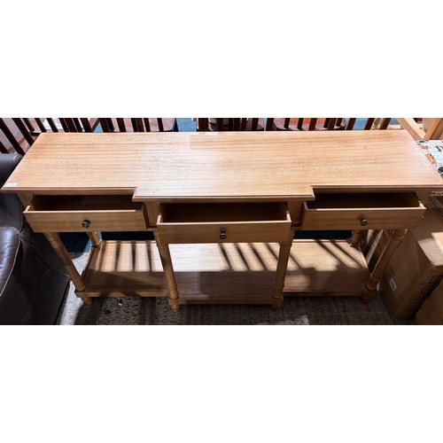 3091 - A 160cm 3 drawer console table