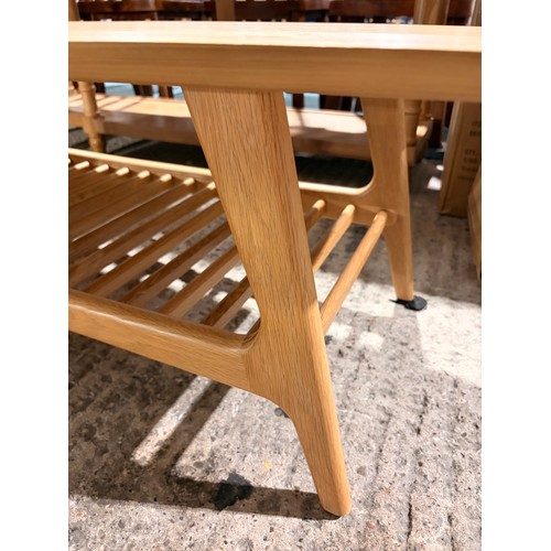 3093 - An oak coffee table