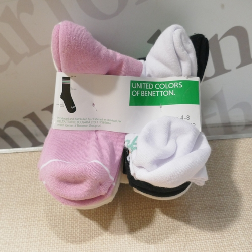 6045 - A box of United Colours of Benetton socks (377)  * This lot is subject to VAT