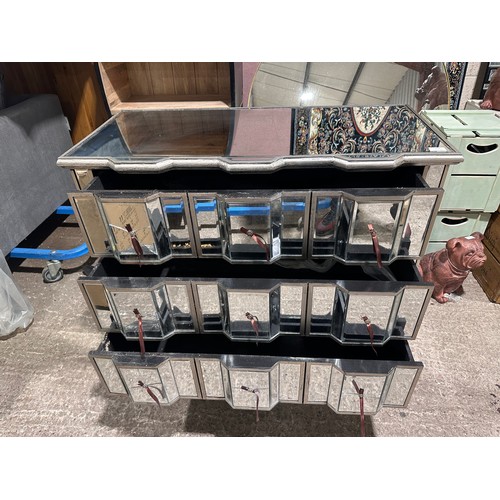 3073B - A mirrored 3 drawer chest (cracked/damaged)