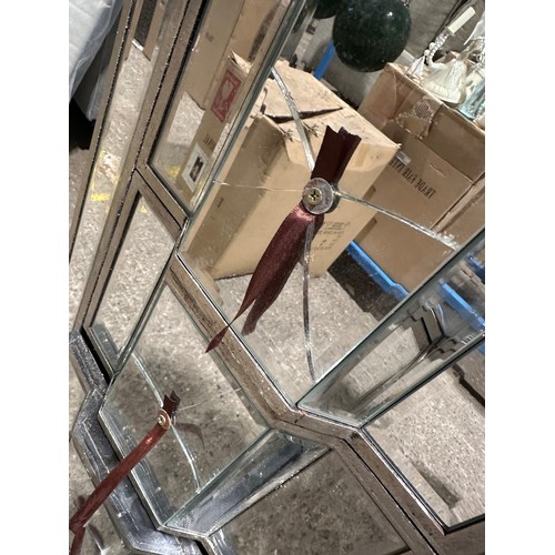 3073B - A mirrored 3 drawer chest (cracked/damaged)