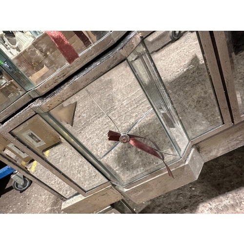 3073B - A mirrored 3 drawer chest (cracked/damaged)