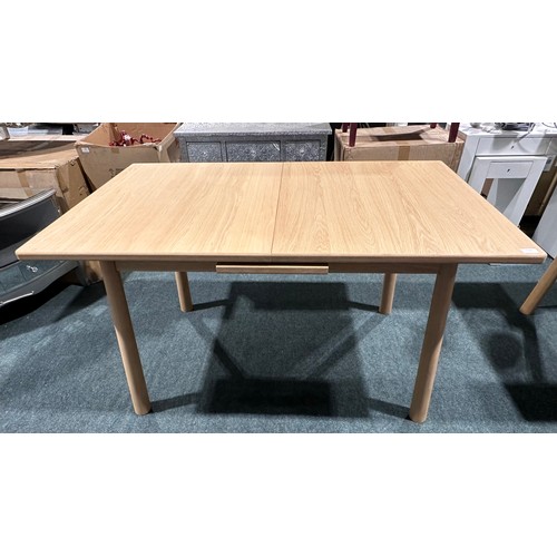3074 - An Andersson Bianco oak extending dining table