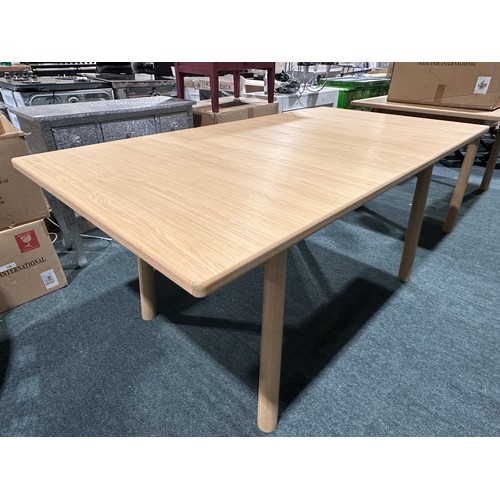 3074 - An Andersson Bianco oak extending dining table