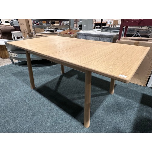 3074 - An Andersson Bianco oak extending dining table
