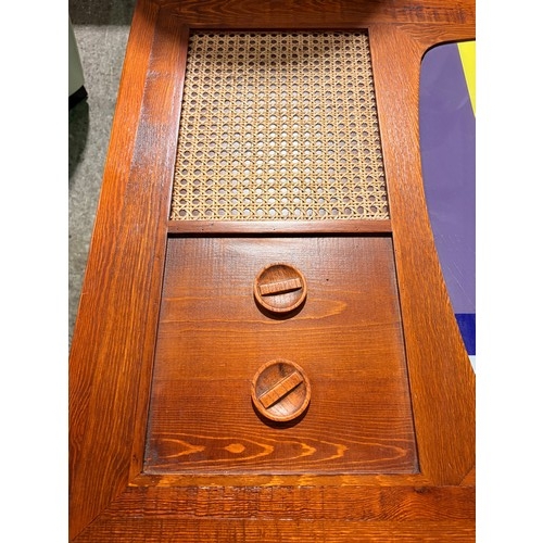3087 - A coffee table in the form of a retro TV