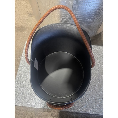 3110 - A coal bucket ornament