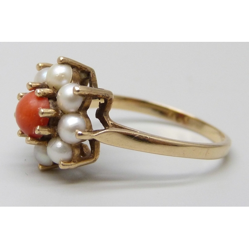 7089 - A 14ct gold, pearl and coral cluster ring, 2.8g, O