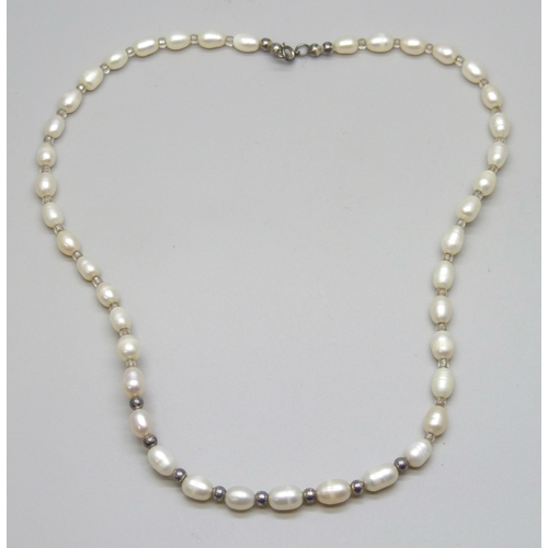 7095 - A pearl necklace with a silver clasp, 22g, 47.5cm