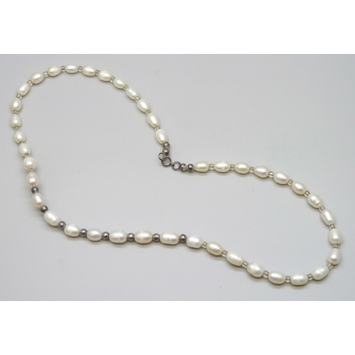 7095 - A pearl necklace with a silver clasp, 22g, 47.5cm