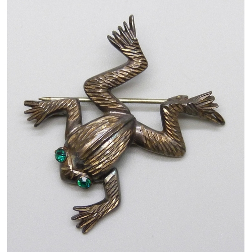 7096 - An Art Deco white metal brooch in the form of a frog set with green stone eyes, tests as silver, 3.7... 