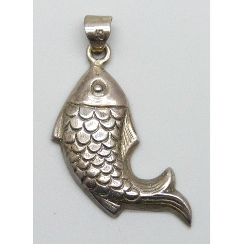 7105 - A silver necklace pendant in the form of a fish, 4cm including bail