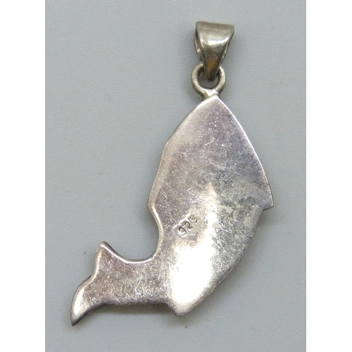 7105 - A silver necklace pendant in the form of a fish, 4cm including bail
