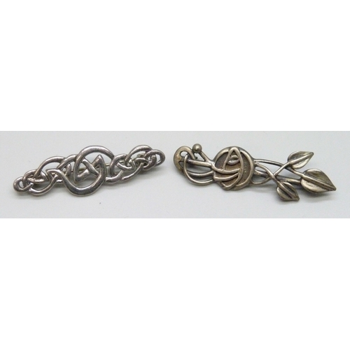 7117 - A Carrick Jewellers Scottish silver Glasgow rose design bar brooch, hallmarked Edinburgh, 5.2cm, and... 