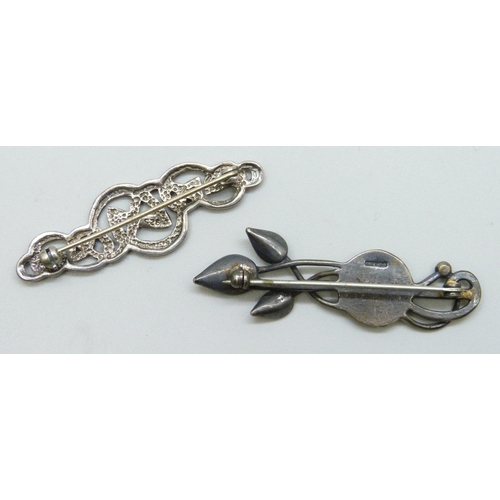 7117 - A Carrick Jewellers Scottish silver Glasgow rose design bar brooch, hallmarked Edinburgh, 5.2cm, and... 