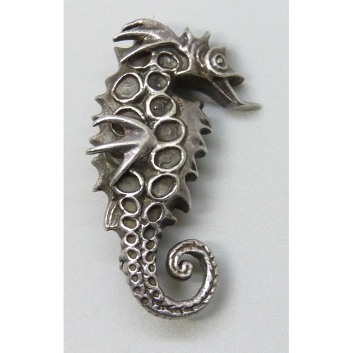 7118 - A silver brooch / pendant in the form of a seahorse, 3.6cm